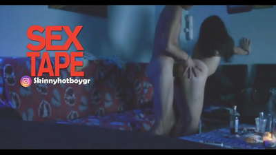 彼氏と一緒にいる可愛い女子校生